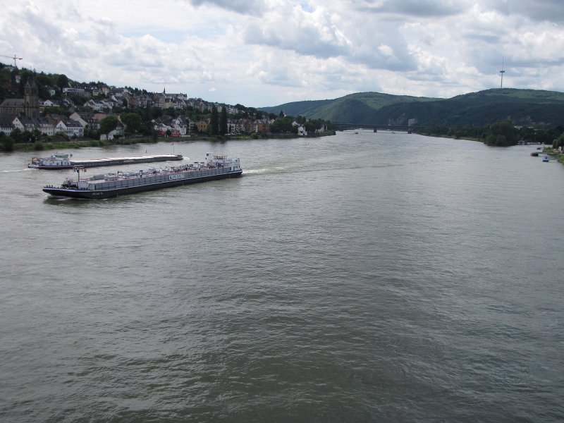rijn bij koblenz.jpg - We steken bij Koblenz de Rijn over en fietsen op de andere oever terug richting Boppard. De plaats links is Lahnstein.